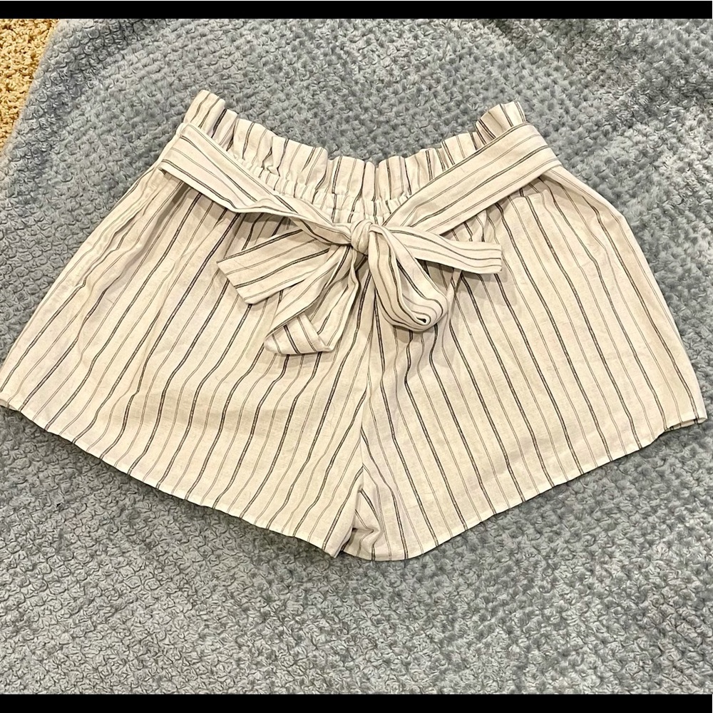 🌻Love Tree Womens pinstriped shorts sizeL🌻
